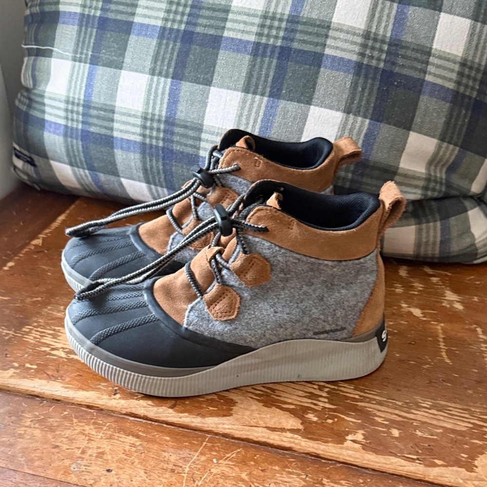 Kids Grey and Brown Outdoor Lace-Top Sneakers big kid 6